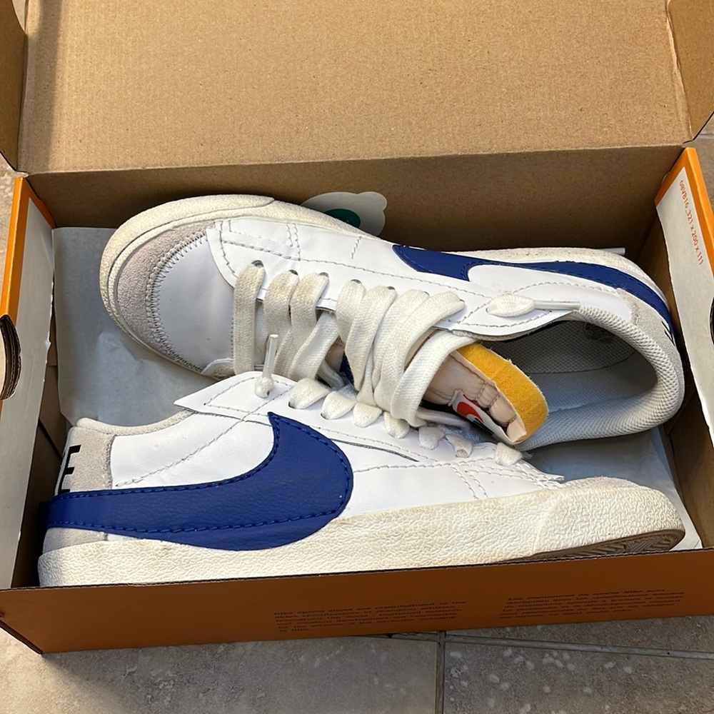 Nike Men’s 9.5 Blazer Low ‘77 Jumbo - white/old royal-light bone - EUC